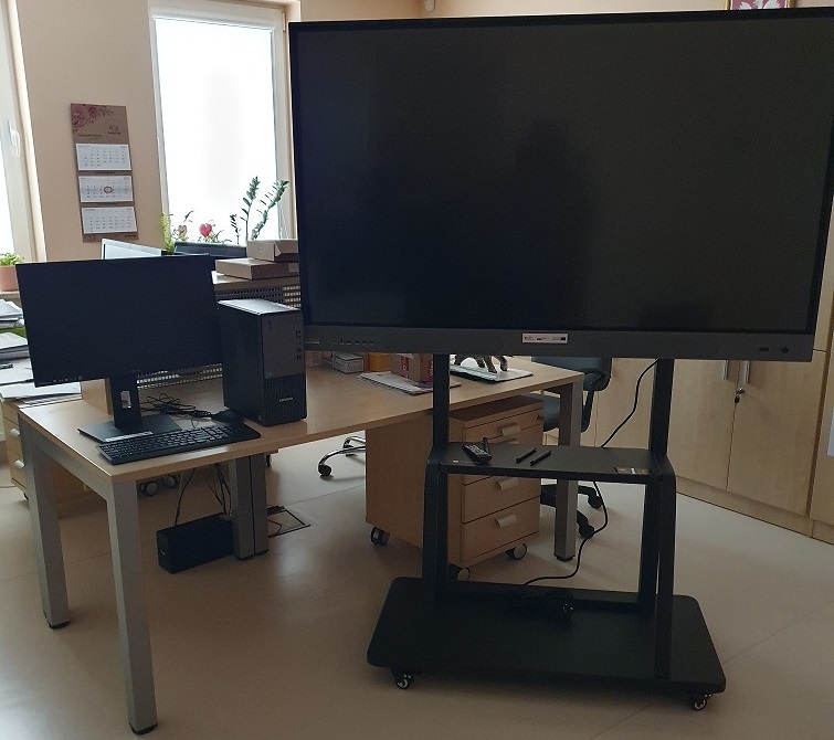 Zakupiony sprzęt do przedszkola: komputer z monitorem 24” oraz monitor interaktywny 65”